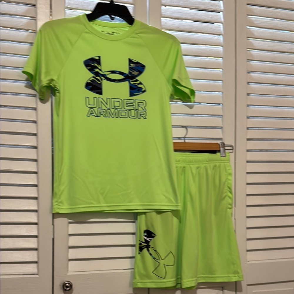 Under Armour Shirt and Shorts Set Moisture-Wicking Performance. Like New.